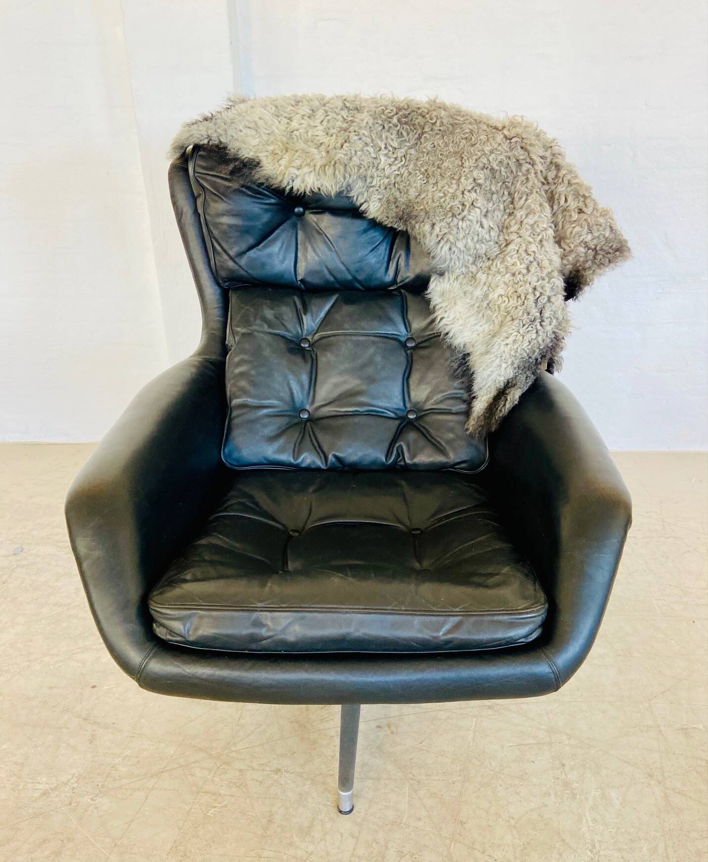Vintage Danish swivel chair in black leather by Bramin