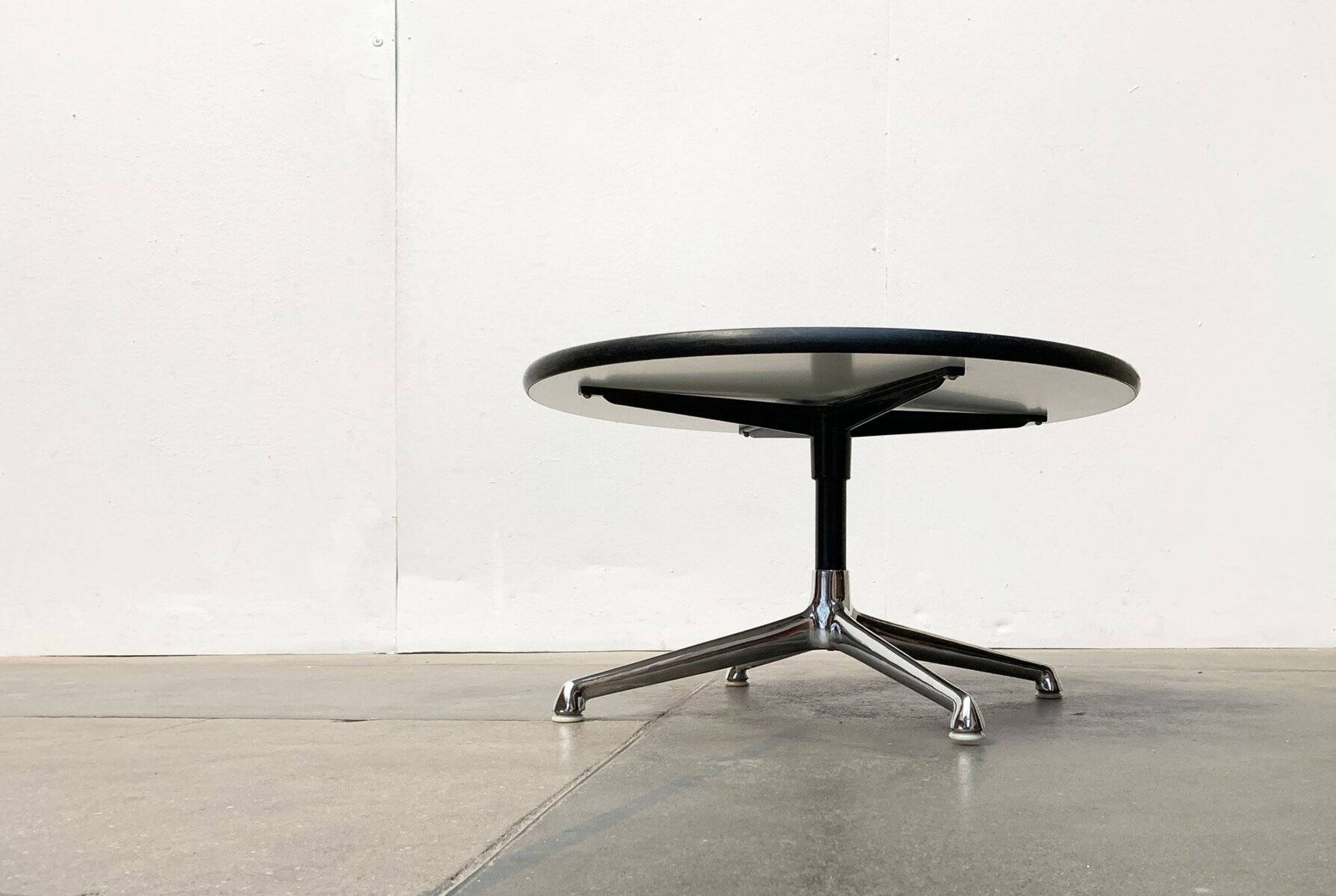 Table d'appoint du milieu du siècle par Charles & Ray Eames pour Herman Miller, années 1960