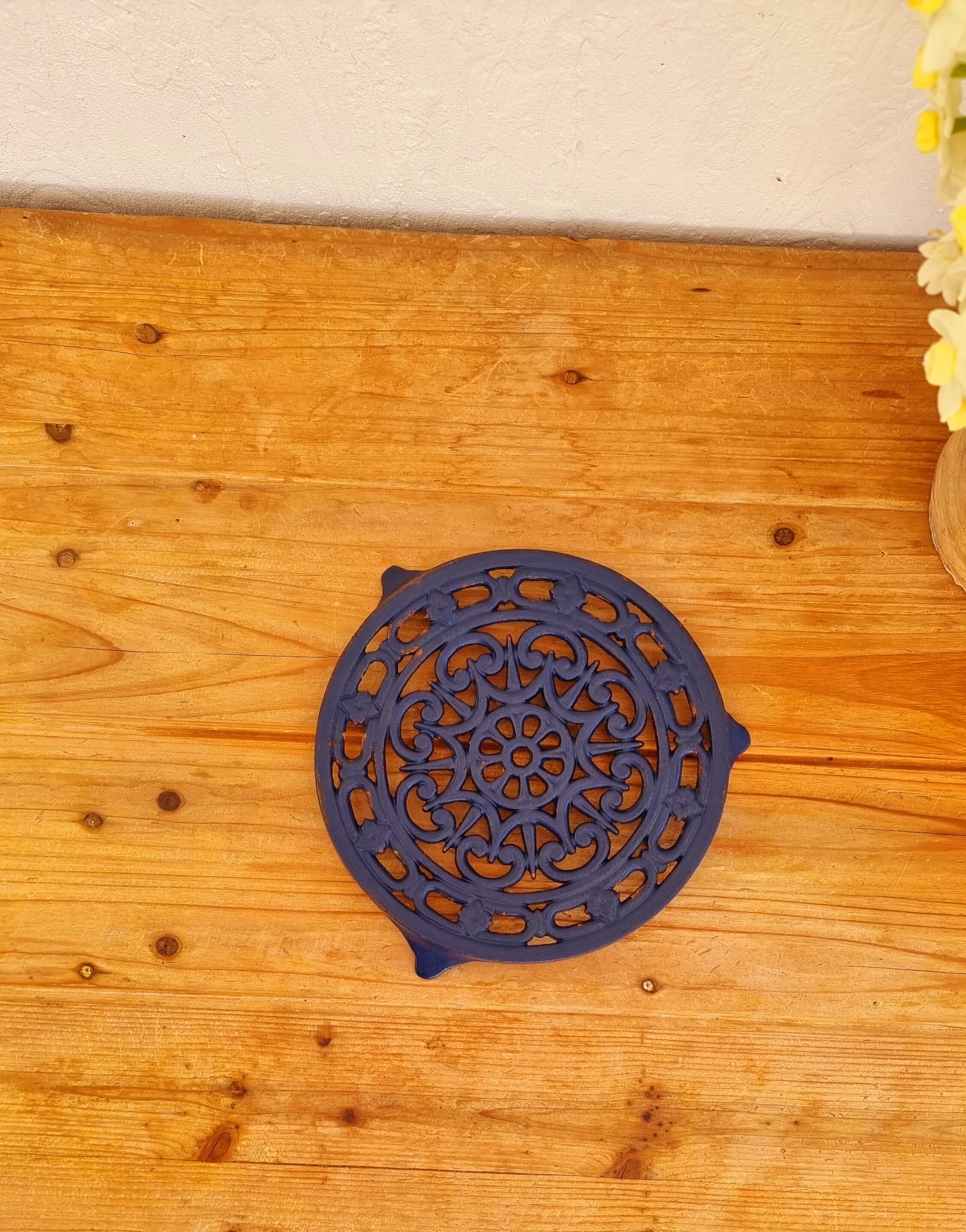 Decotec round cast iron trivets