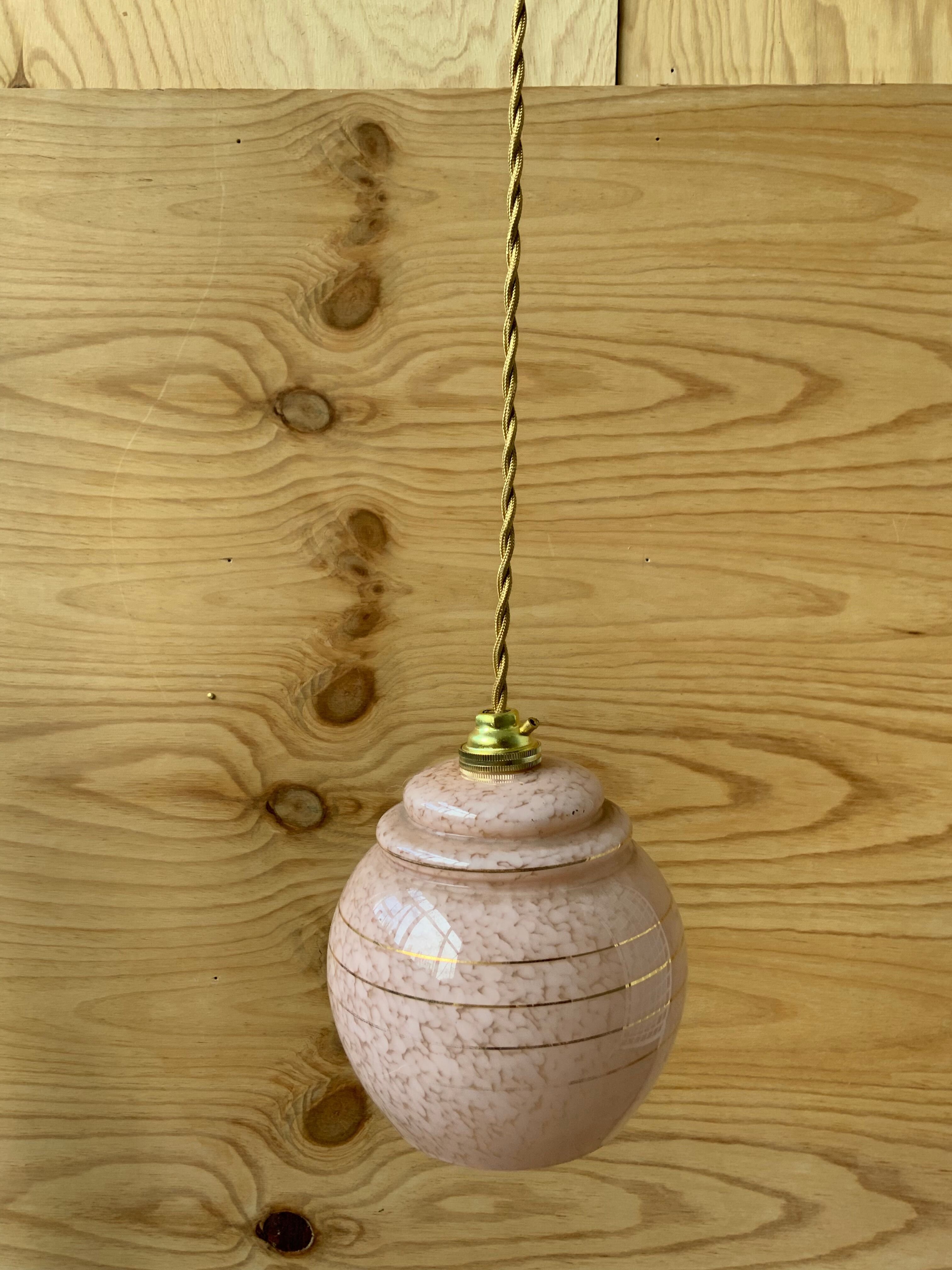 Pink opaline suspension