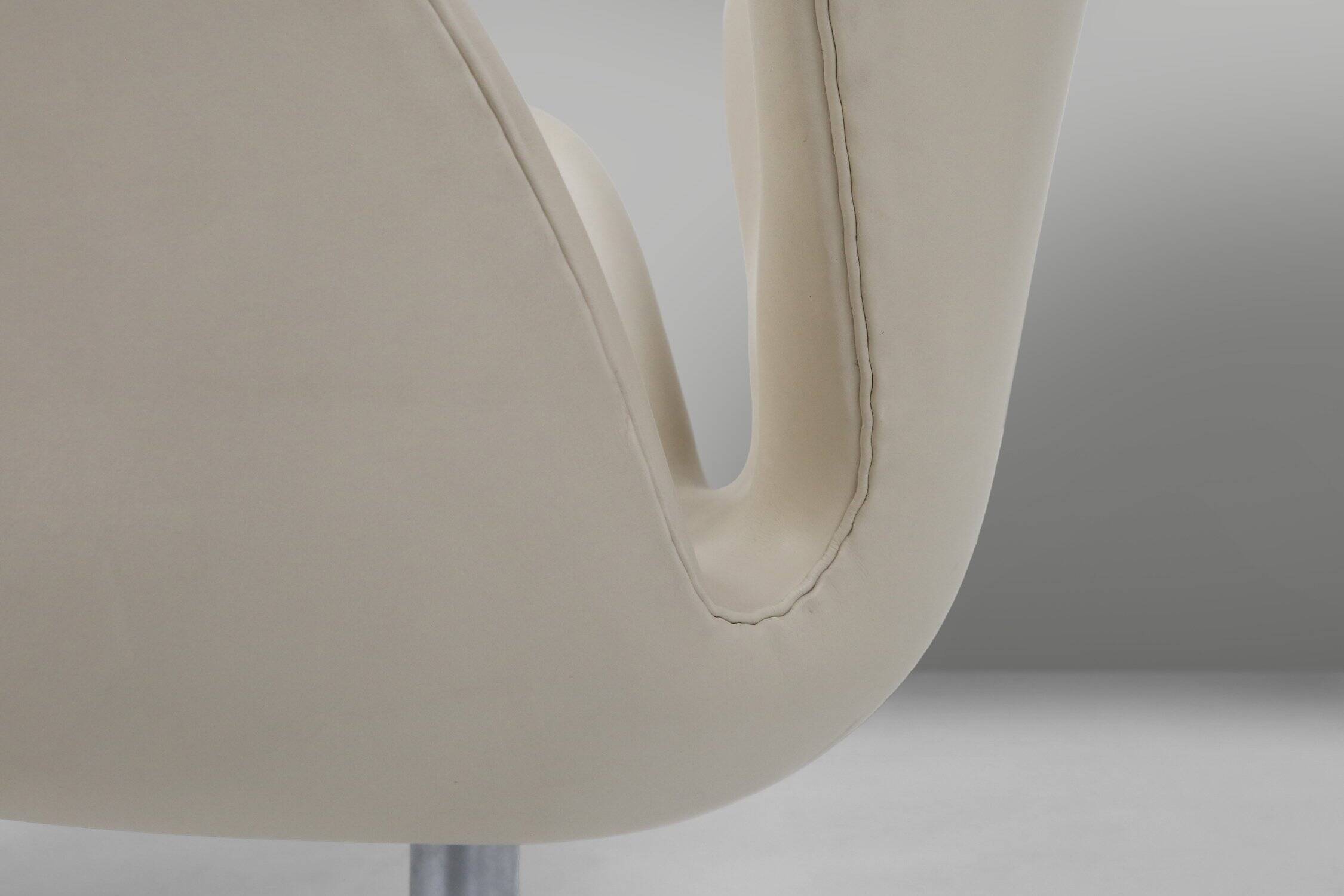 Set of Leather Swan Chairs by Arne Jacobsen for Fritz Hansen, Denmark 2006
