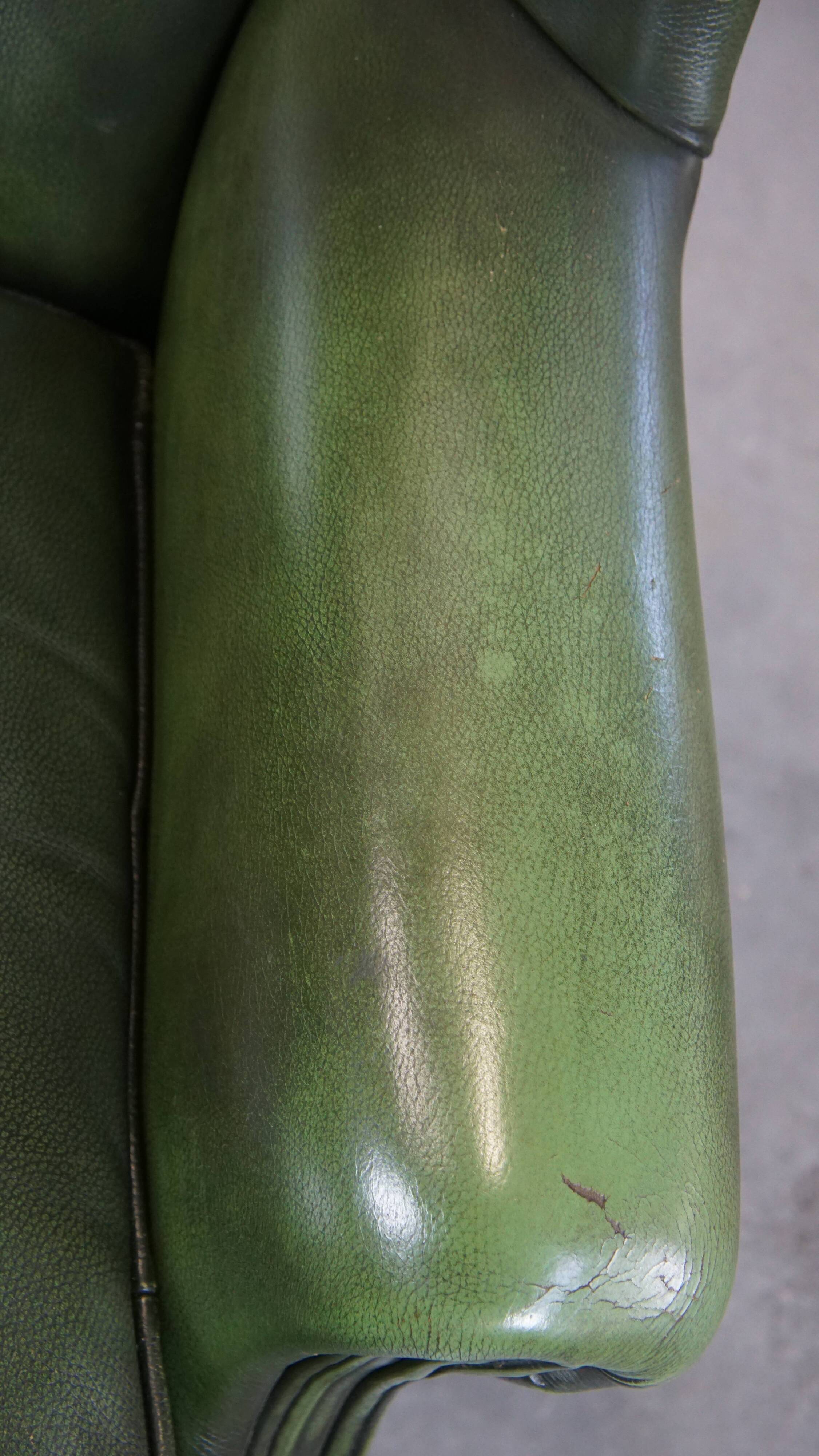 Fauteuil à oreilles Chesterfield anglais en cuir de vache vert avec une assise confortable