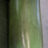 Fauteuil à oreilles Chesterfield anglais en cuir de vache vert avec une assise confortable