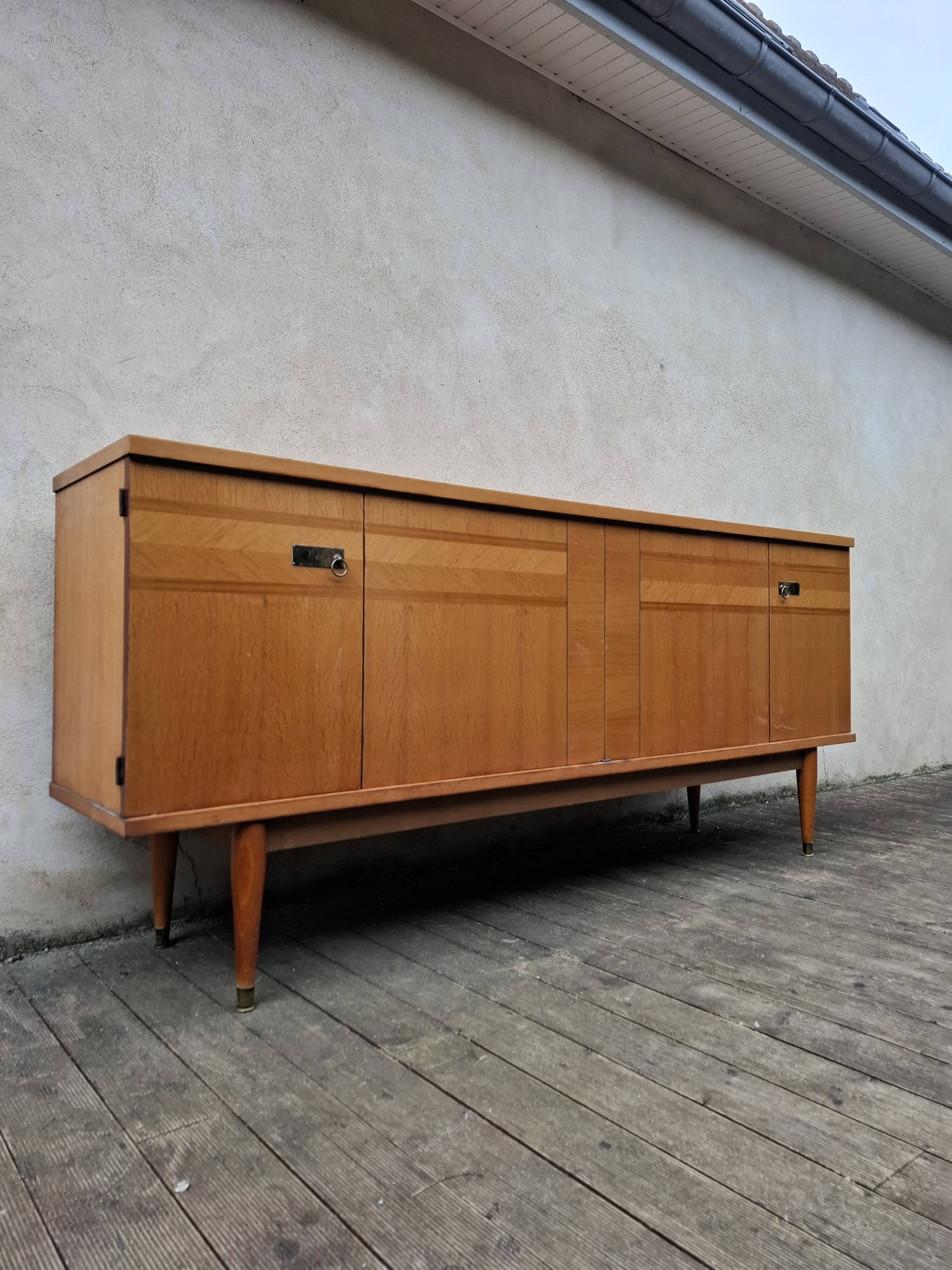 Vintage compass feet enfilade