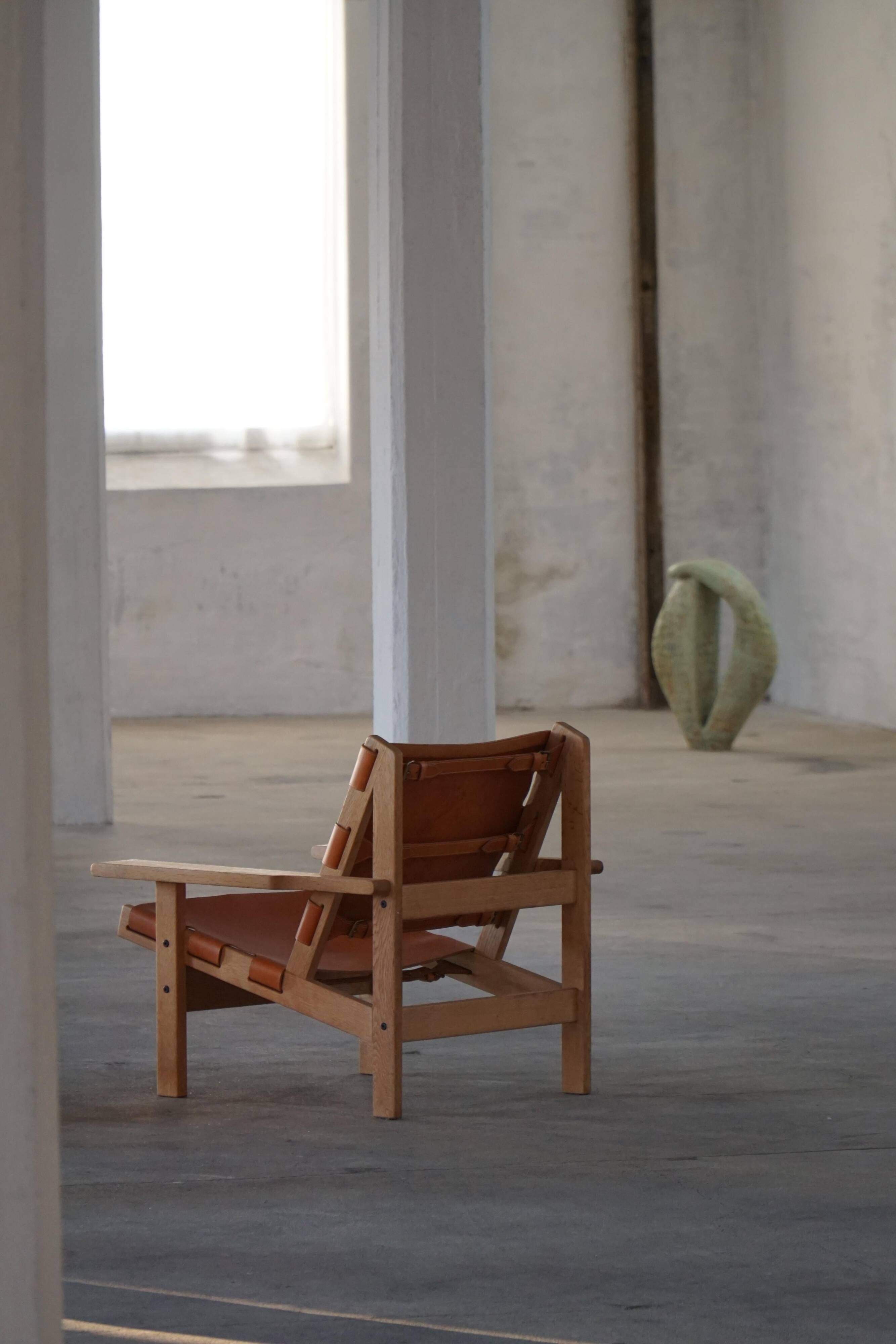 Pair of oak and leather hunting chairs by Kurt Østervig, modern Danish style from the 1960s.