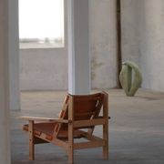 Pair of oak and leather hunting chairs by Kurt Østervig, modern Danish style from the 1960s.