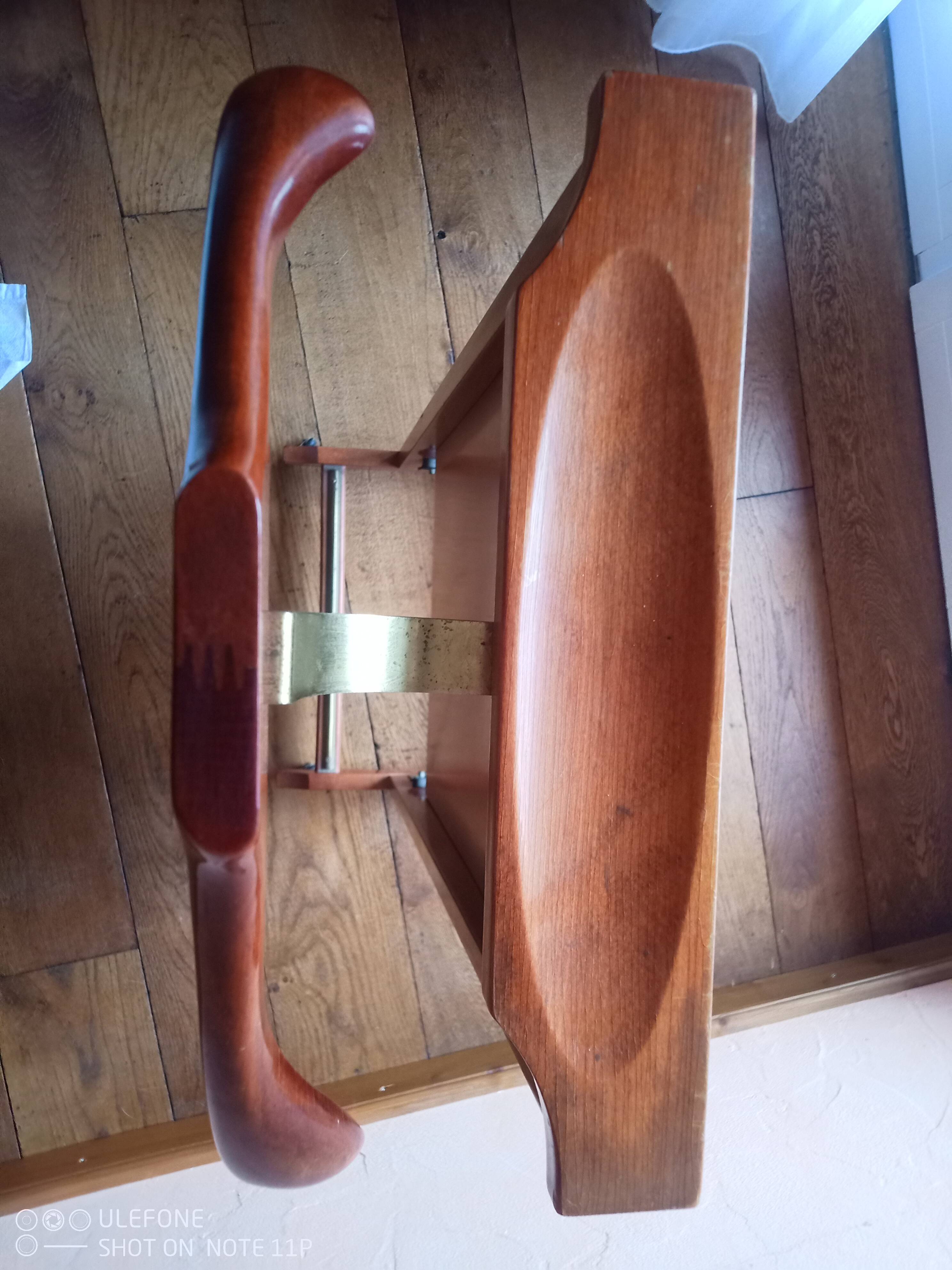 Valet. In varnished wood.