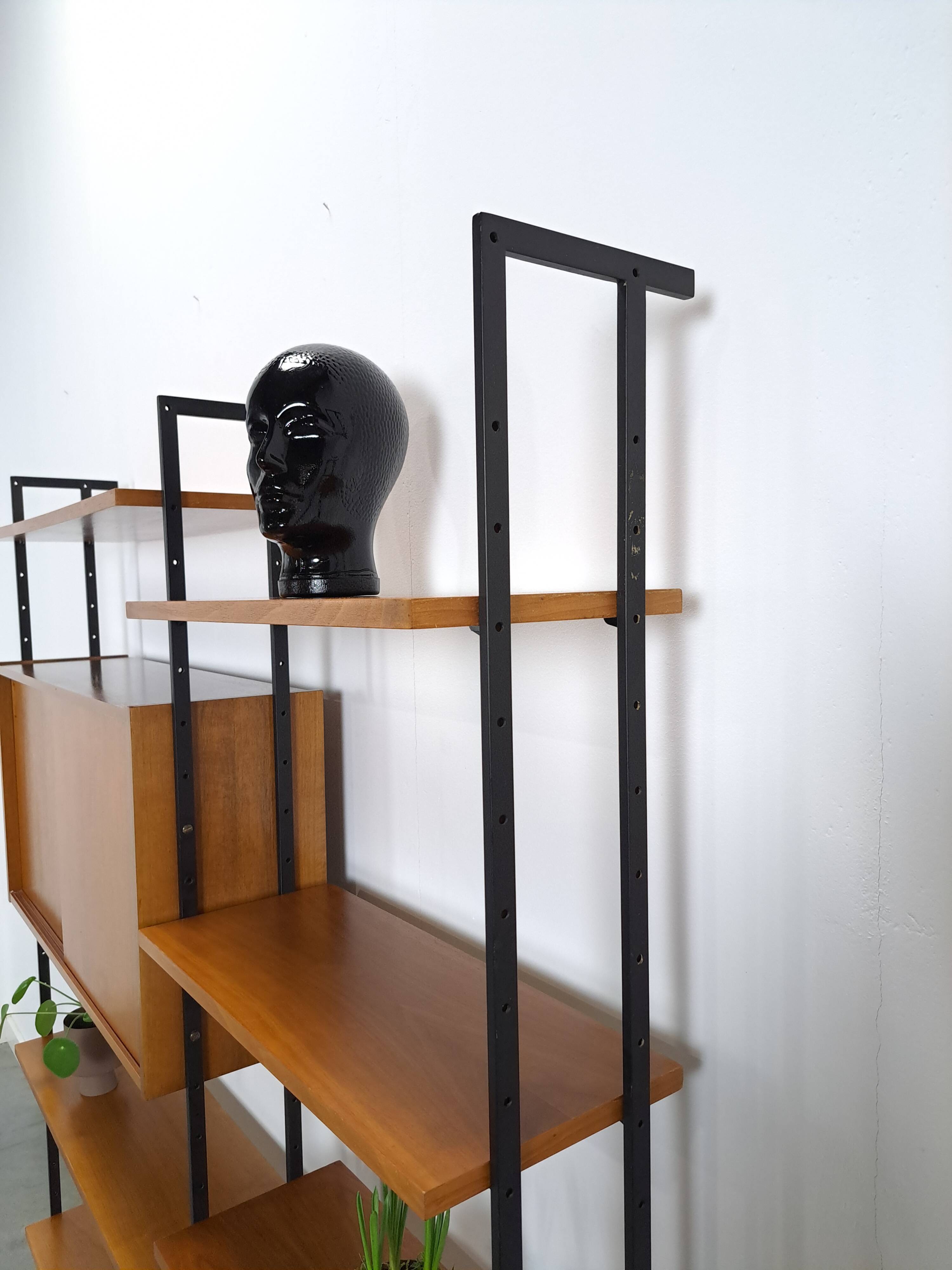 Modulair Omnia wandsysteem, Hilker, teak en zwart staal met legplanken