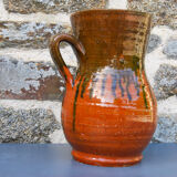 Pichet en Grès Terracotta avec Élégantes Coulures Vertes