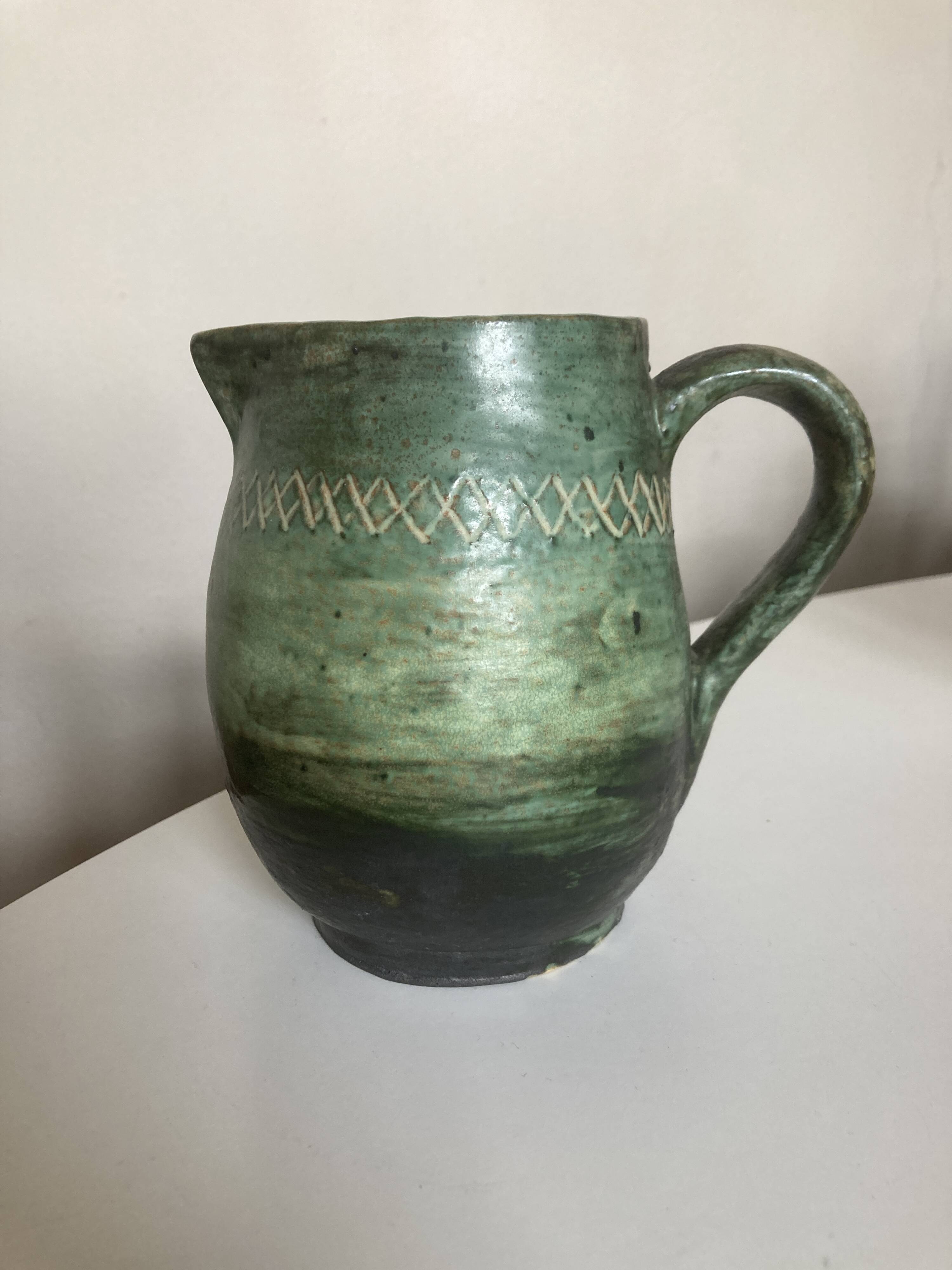Pichet de potier vert sfumato scarifié 1960