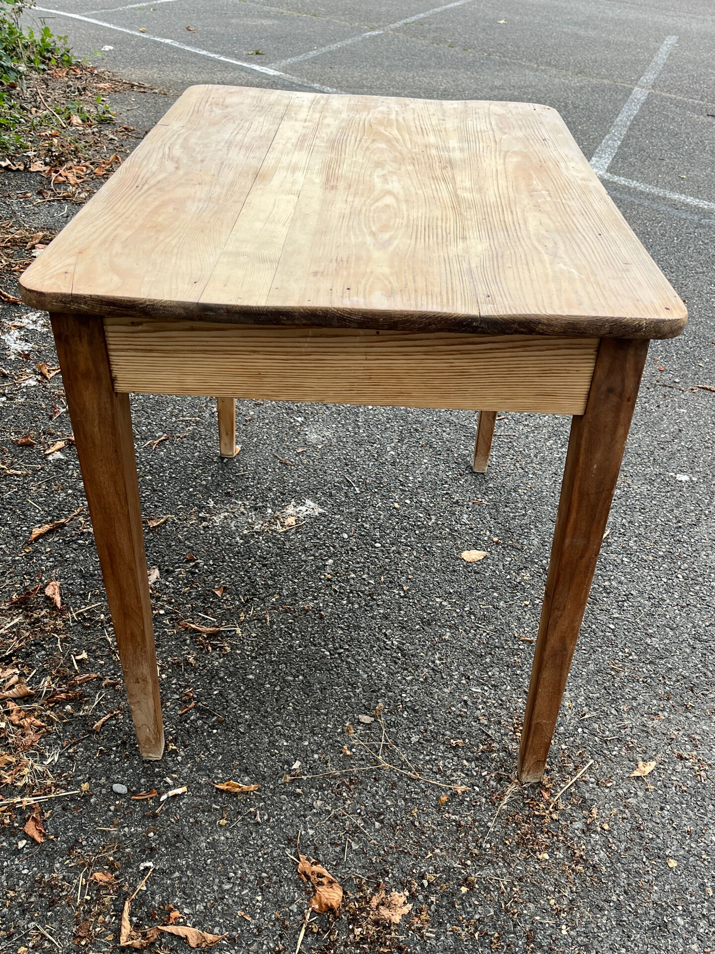 Desk table