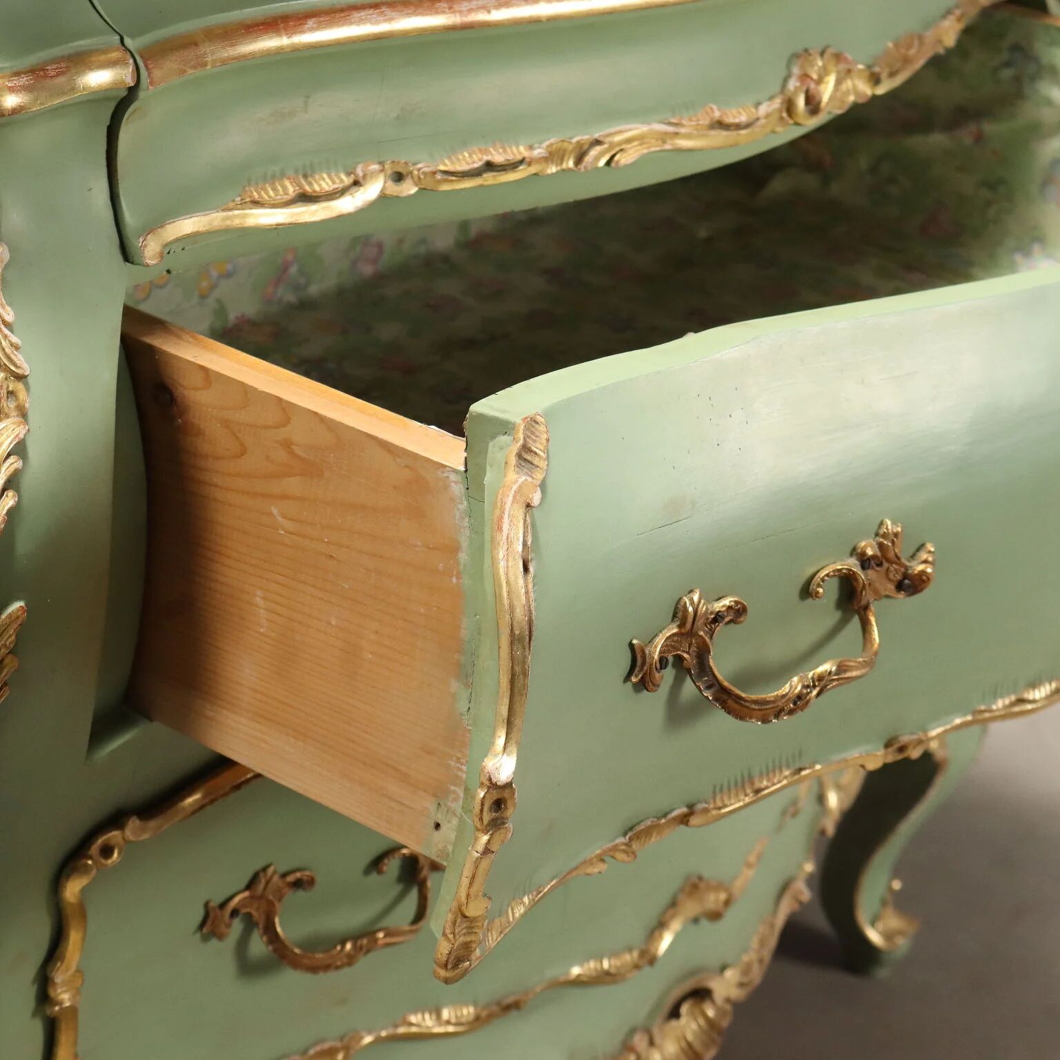 Commode ancienne style baroque en bois laqué XXe siècle