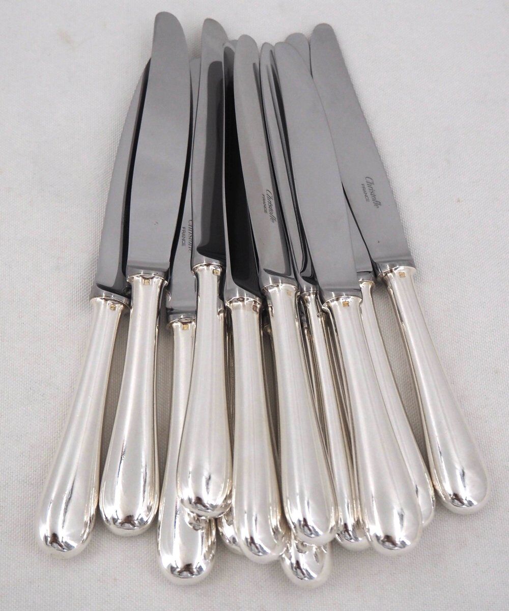 Christofle modèle Baguette, 12 couteaux de table en métal argenté, en parfait état.