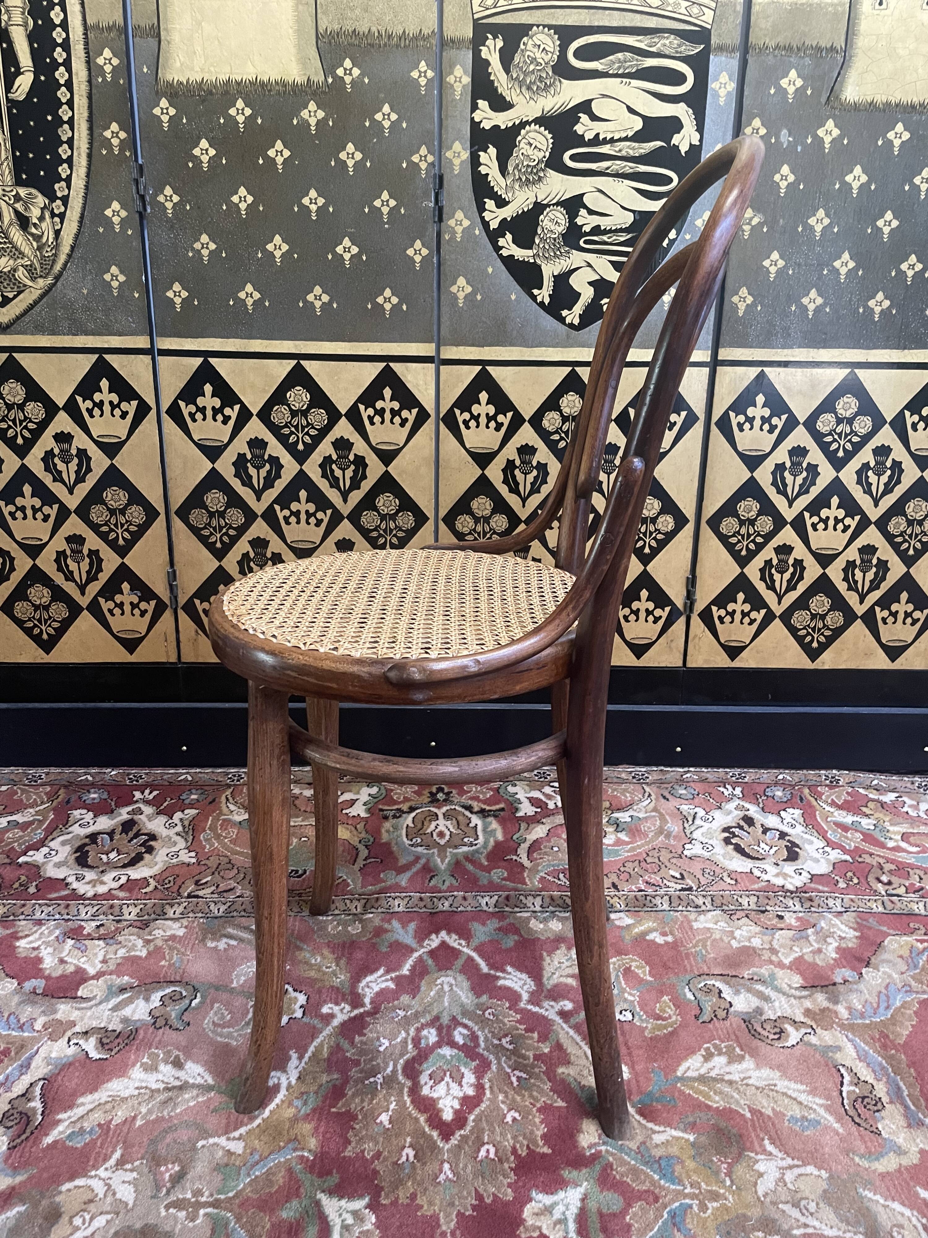 Suite de 6 chaises bistrot en cannage Thonet restaurées