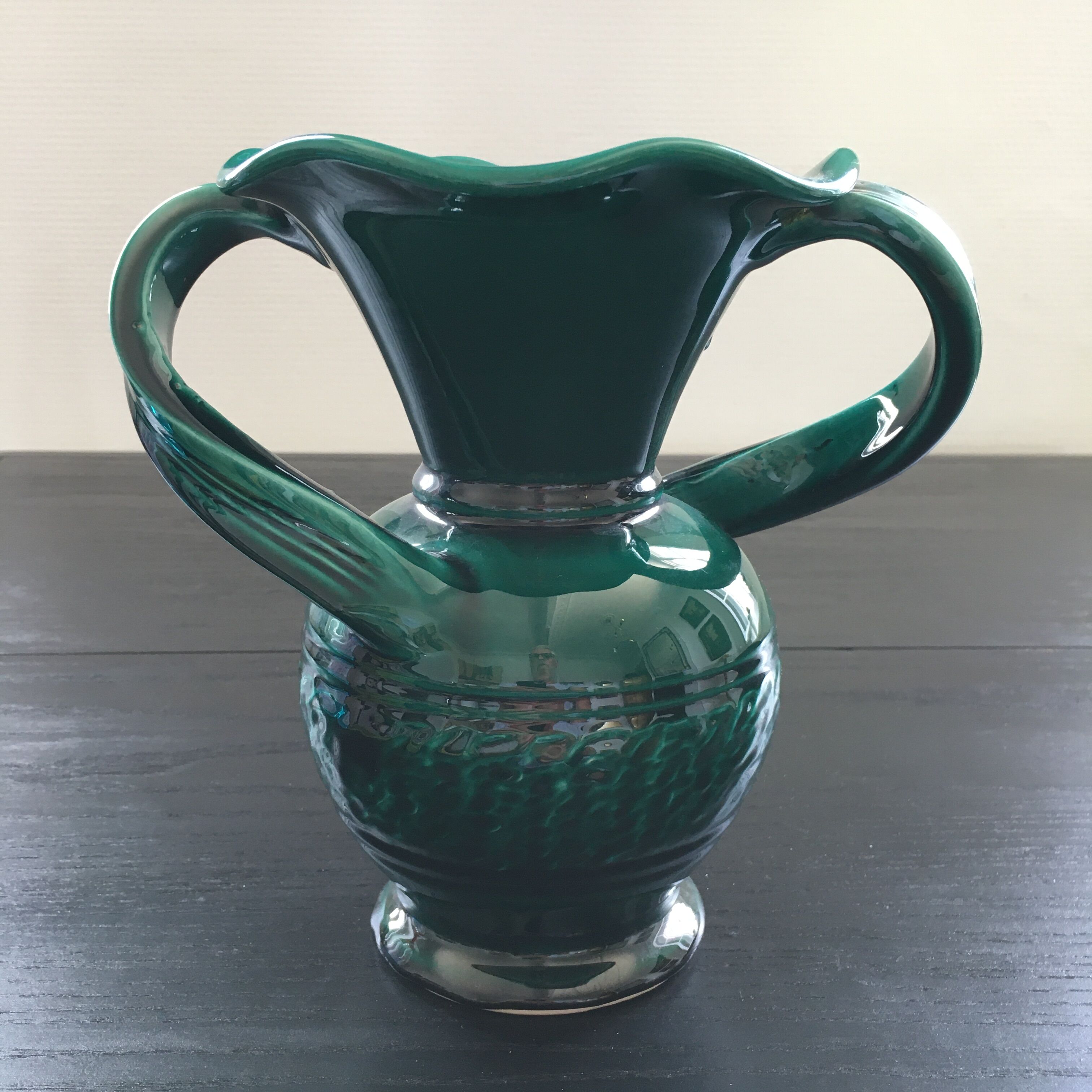 Emerald vase with two handles