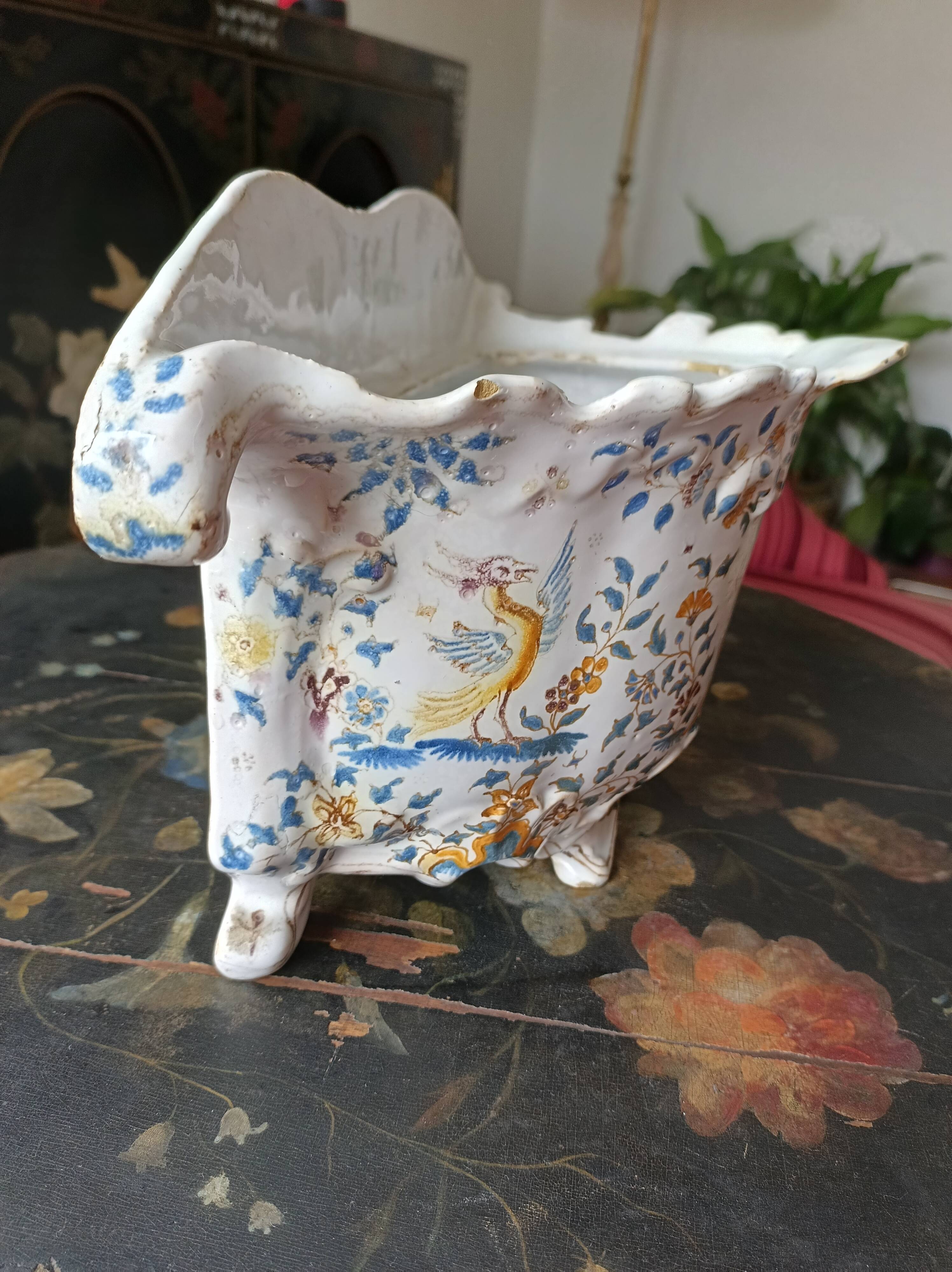 Small planter in Moustier/Rouen style from the 18th century.