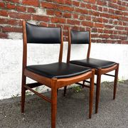 Set of 2 vintage Scandinavian chairs in wood and black faux leather.