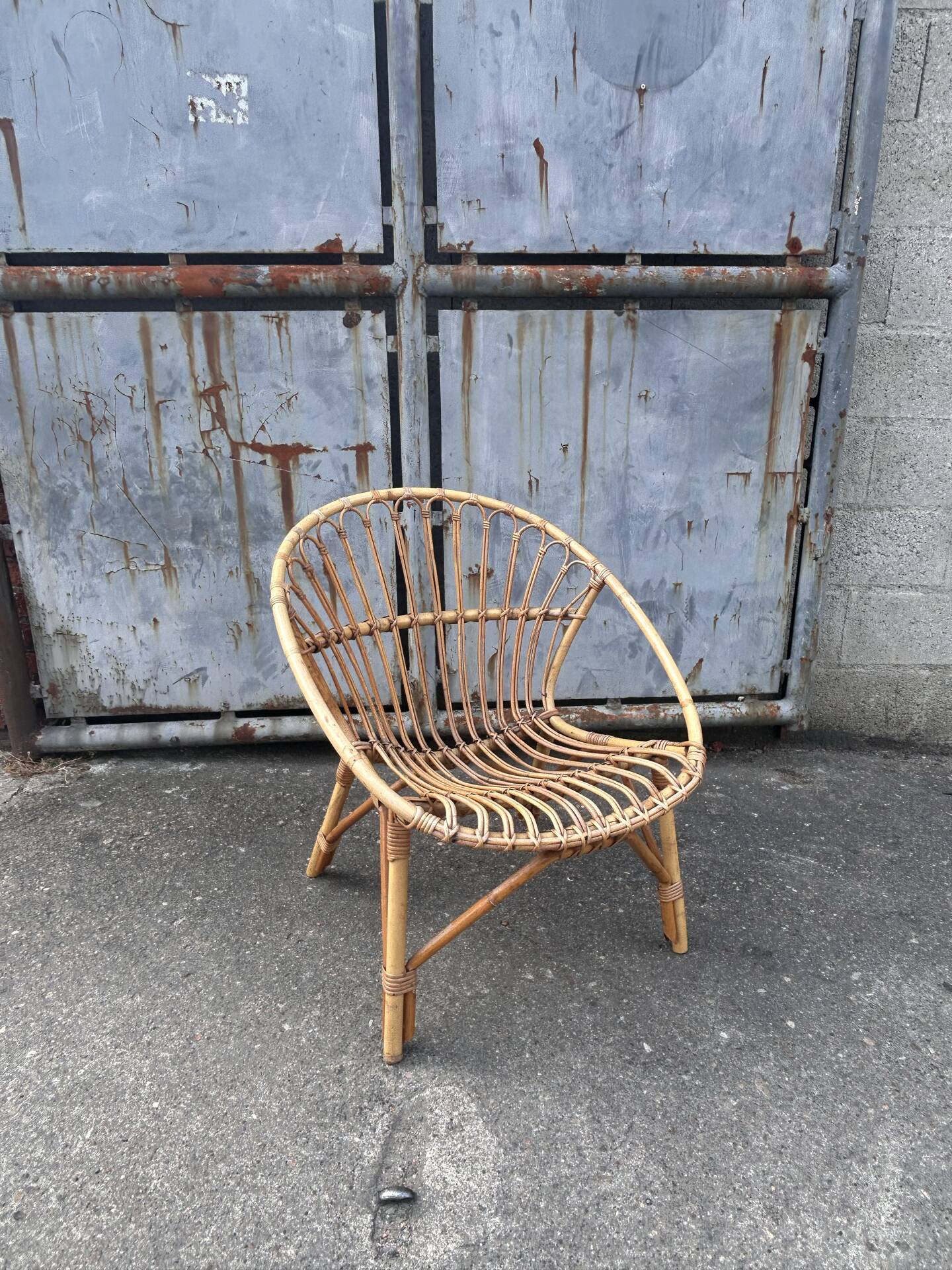 Vintage 1960s rattan shell chair – an icon of bohemian design.