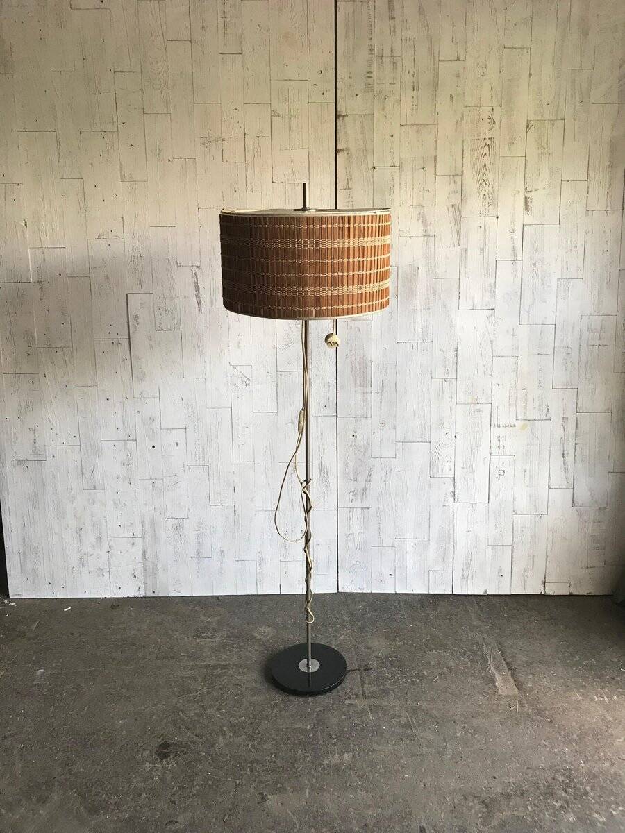 Mid-Century brown wooden and metal floor lamp, large diameter woven lampshade from the 1950s.