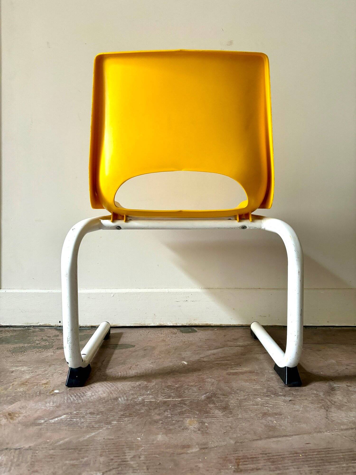 Children's chair in white metal and yellow plastic