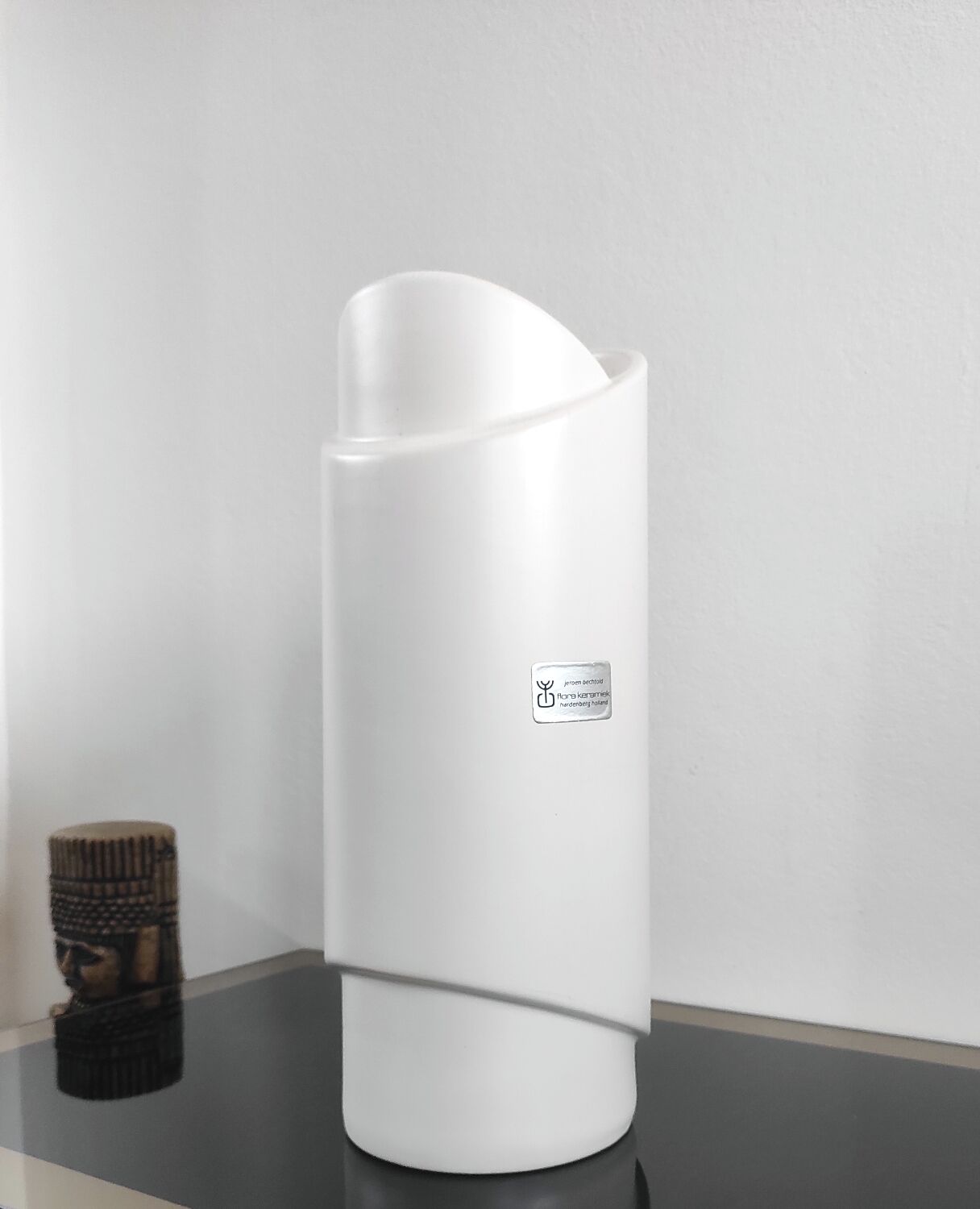 Vase moderniste en céramique blanche – Design Jeroen Bechtold