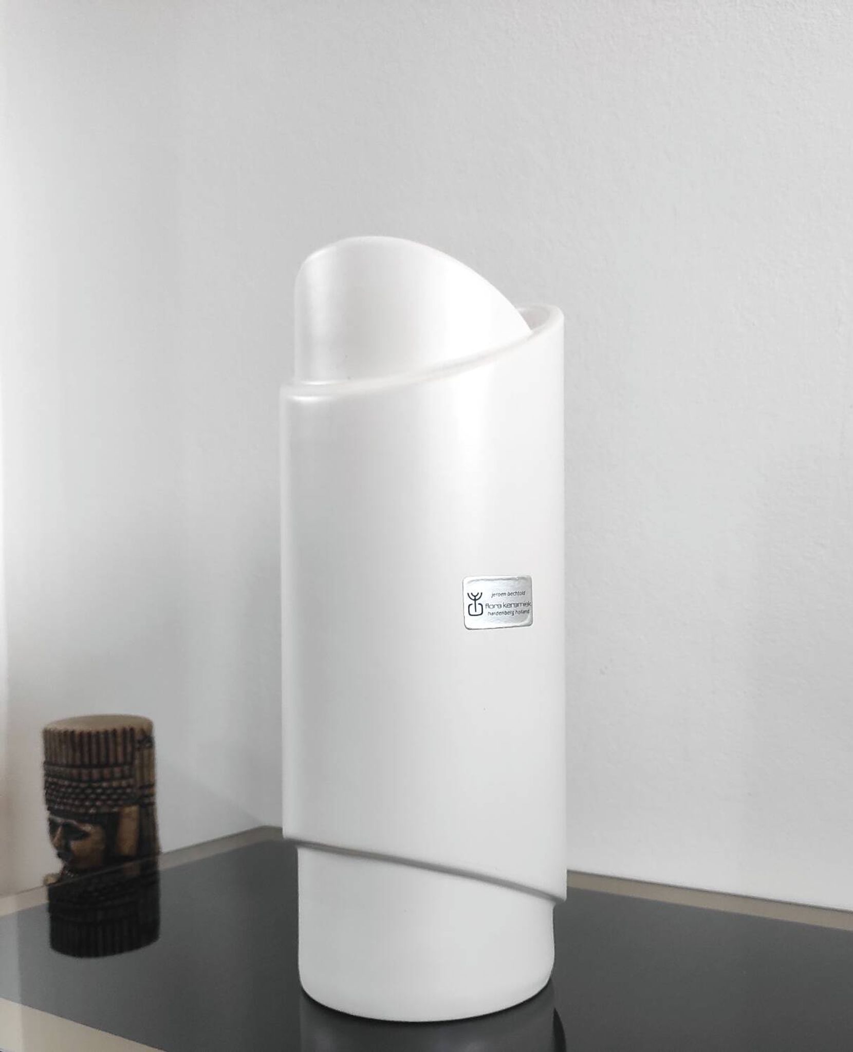 Vase moderniste en céramique blanche – Design Jeroen Bechtold