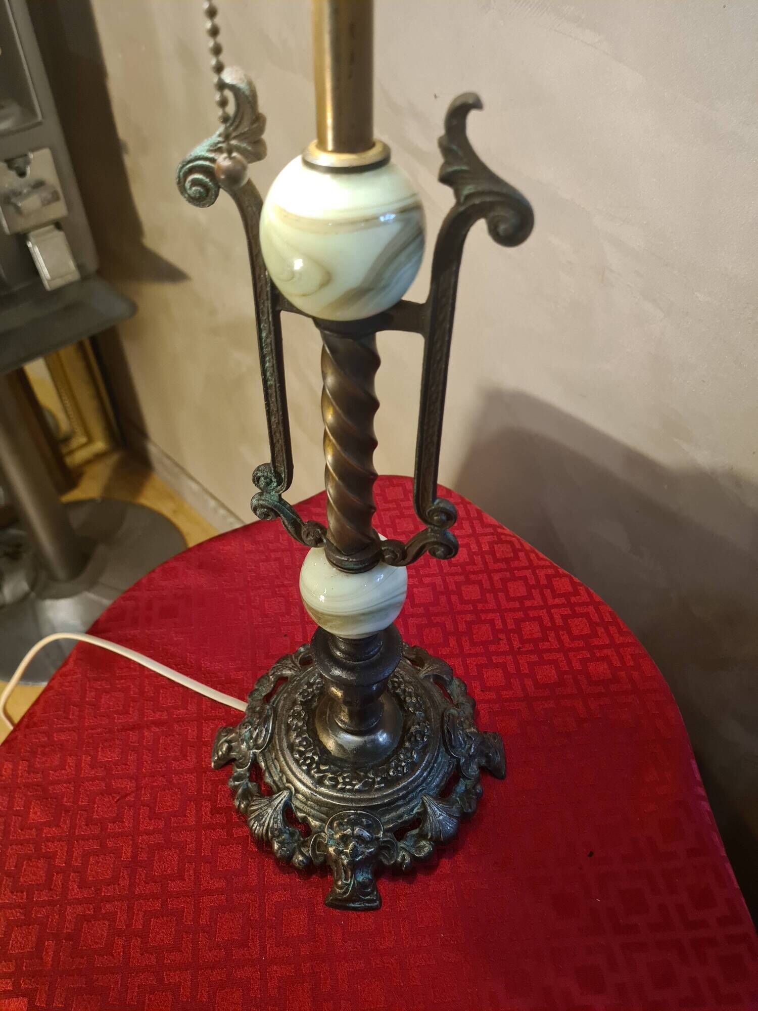 large bronze lamp from 1940 to 1950, glass globes 60x24, electrical in working order with pull switch
