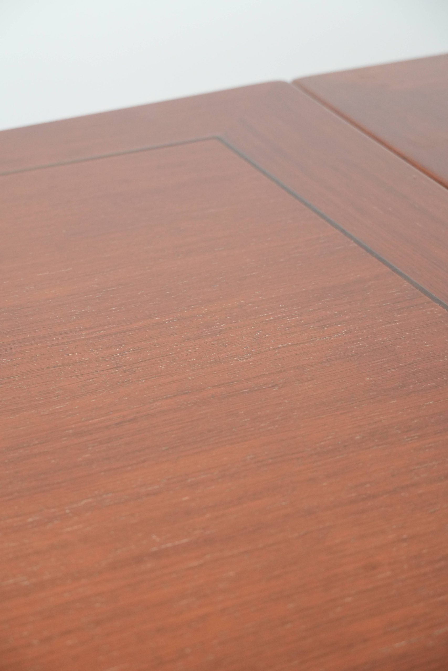 Beautiful and extendable Art Deco design dining table for 6 to 8 people