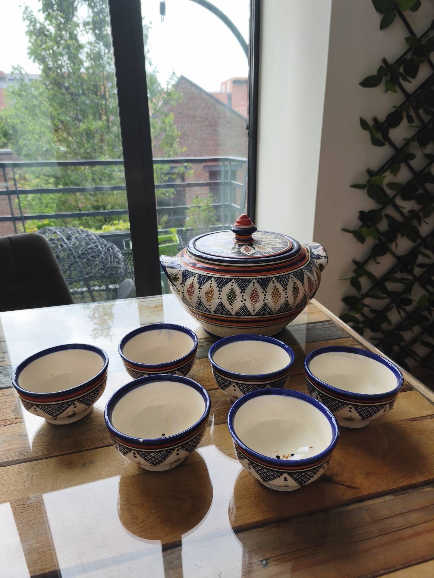 Ceramic soup tureen with its 6 bowls