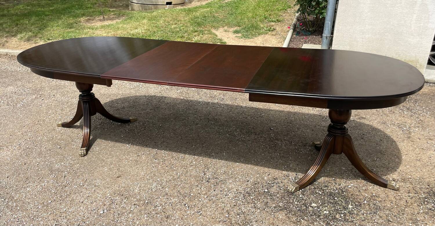 Table with two extensions and 6 mahogany chairs from the 19th century.