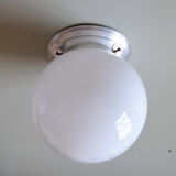 Applique murale ou plafonnier ancien globe en verre opaline blanc base aluminium 1950-1960 vintage