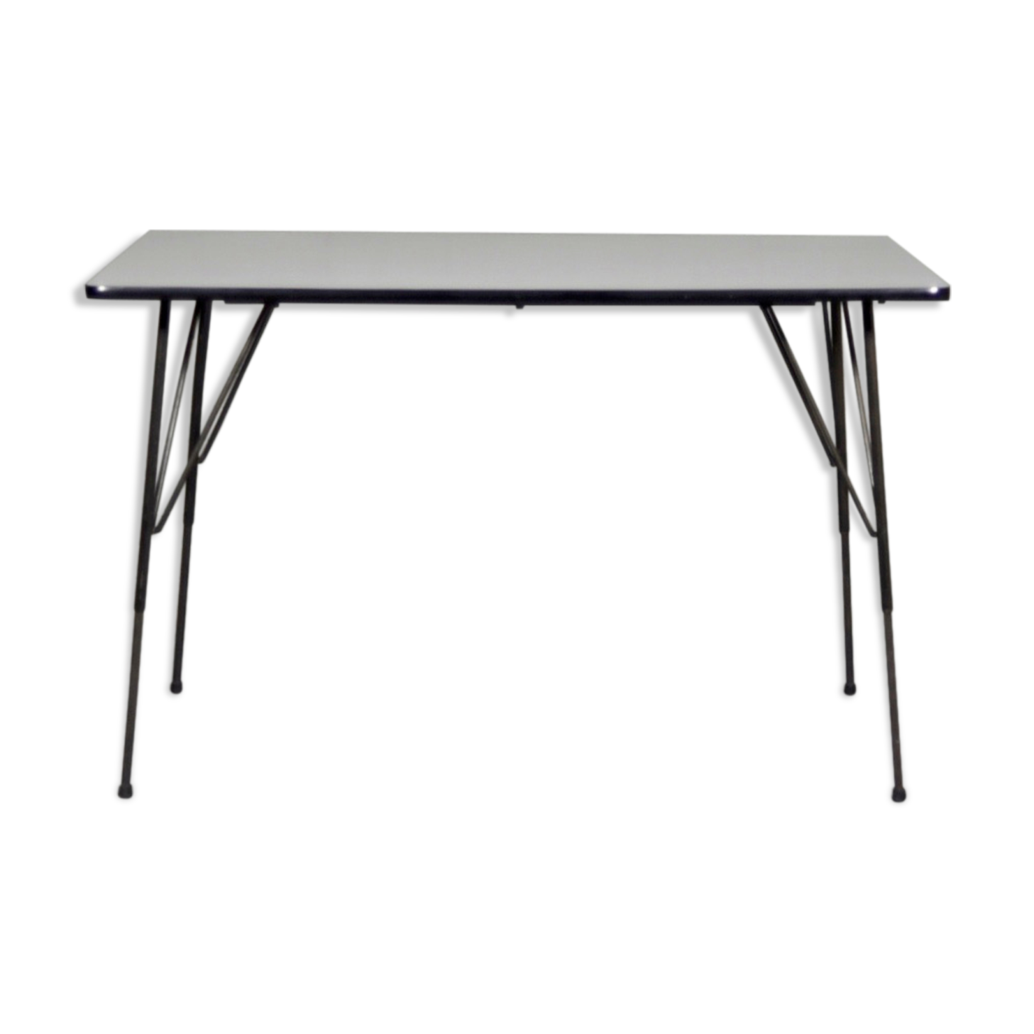 Industrial table with extendable legs