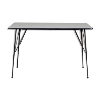 Industrial table with extendable legs