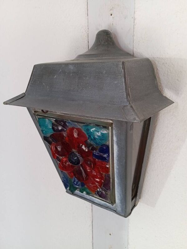 Applique murale en zinc et verres colorés