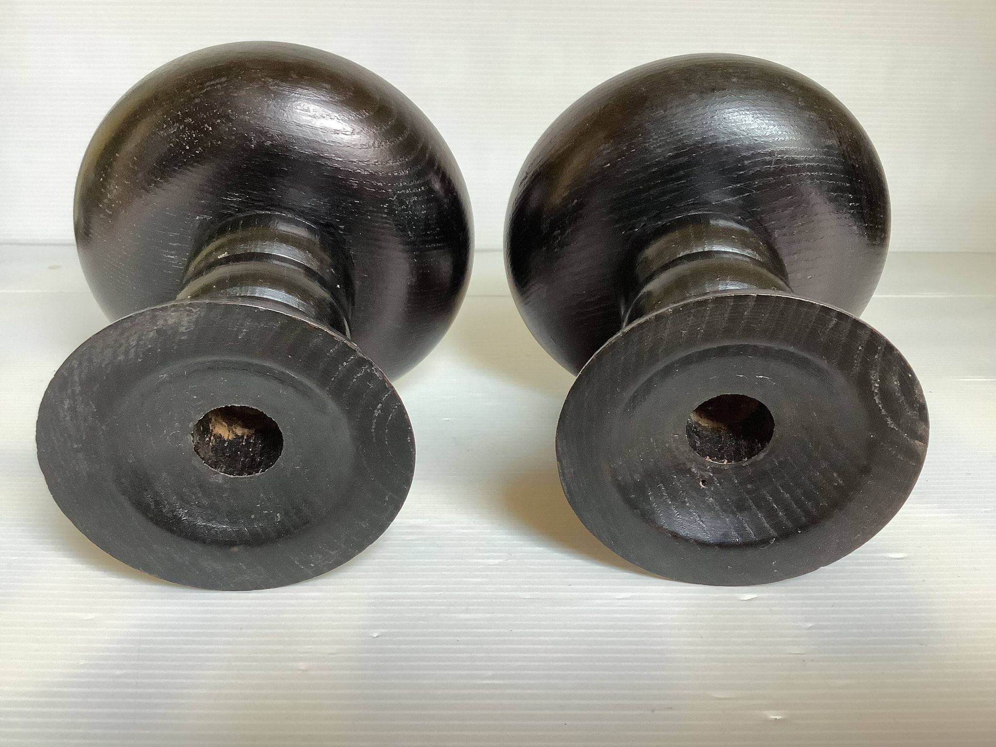Paire de bougeoirs en bois teinté noir