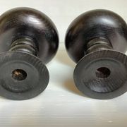 Paire de bougeoirs en bois teinté noir