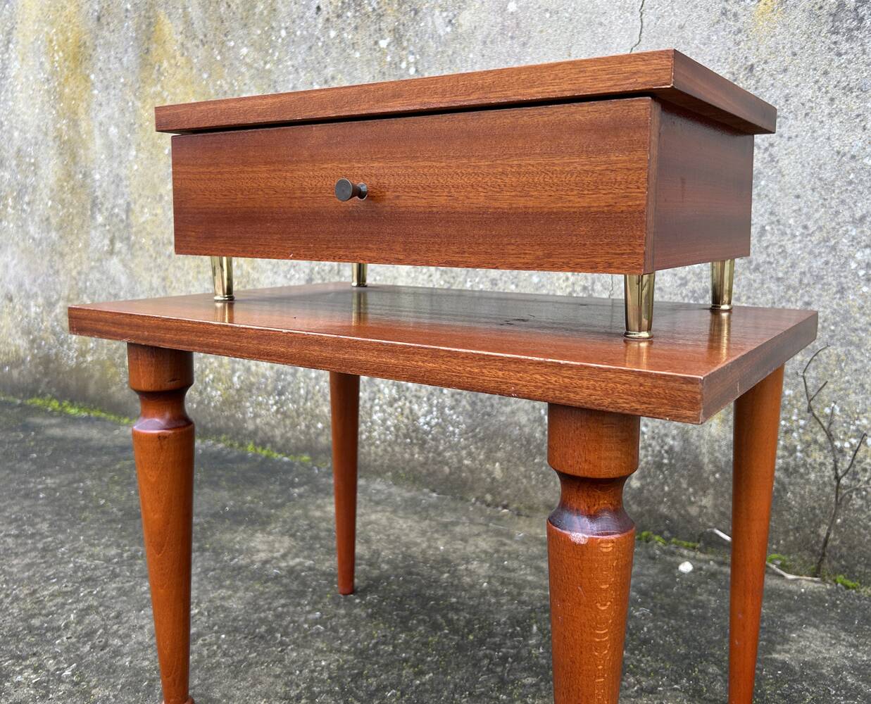 Petite table de nuit bois vernis, années 50.