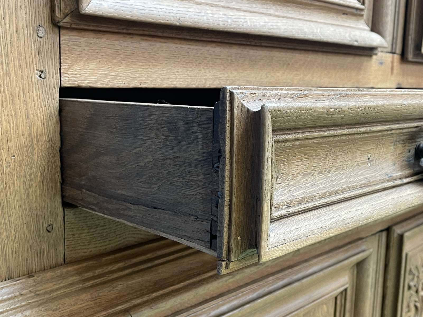 Sideboard 4 doors of the eighteenth in raw oak