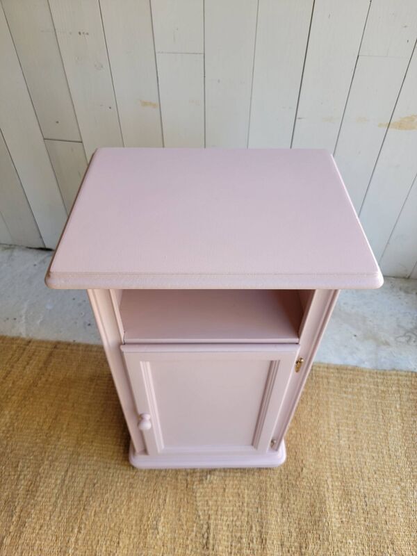Table de chevet ancienne relookée en rose