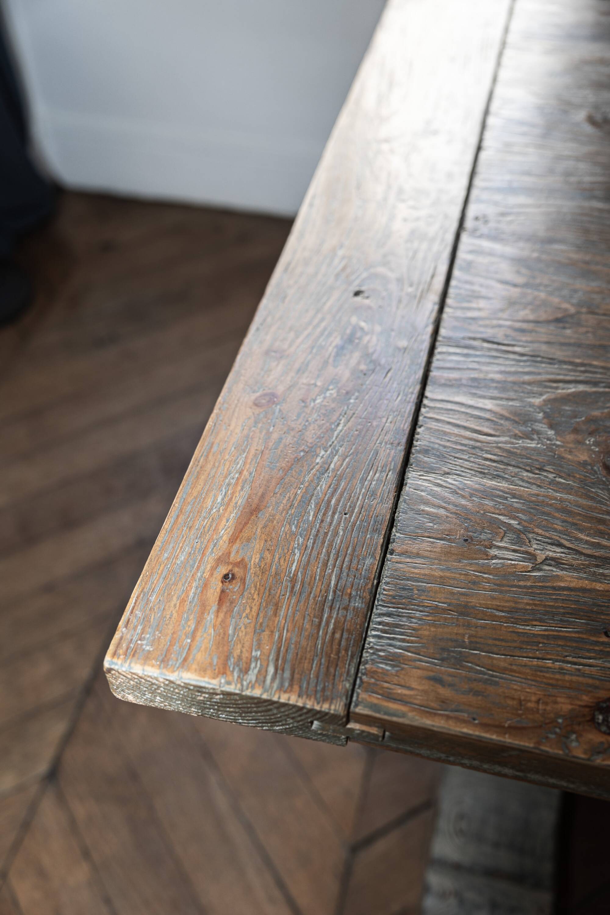 Large table, baluster base — 6 to 8 covers