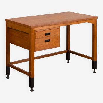 Petit bureau danois vintage en teck avec poignées et pieds noirs par Nipu Mobler, 1970