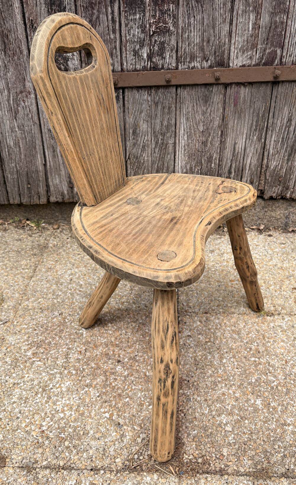 Chaise d’enfant rustique artisanale, tree trunk, esprit wabi-sabi