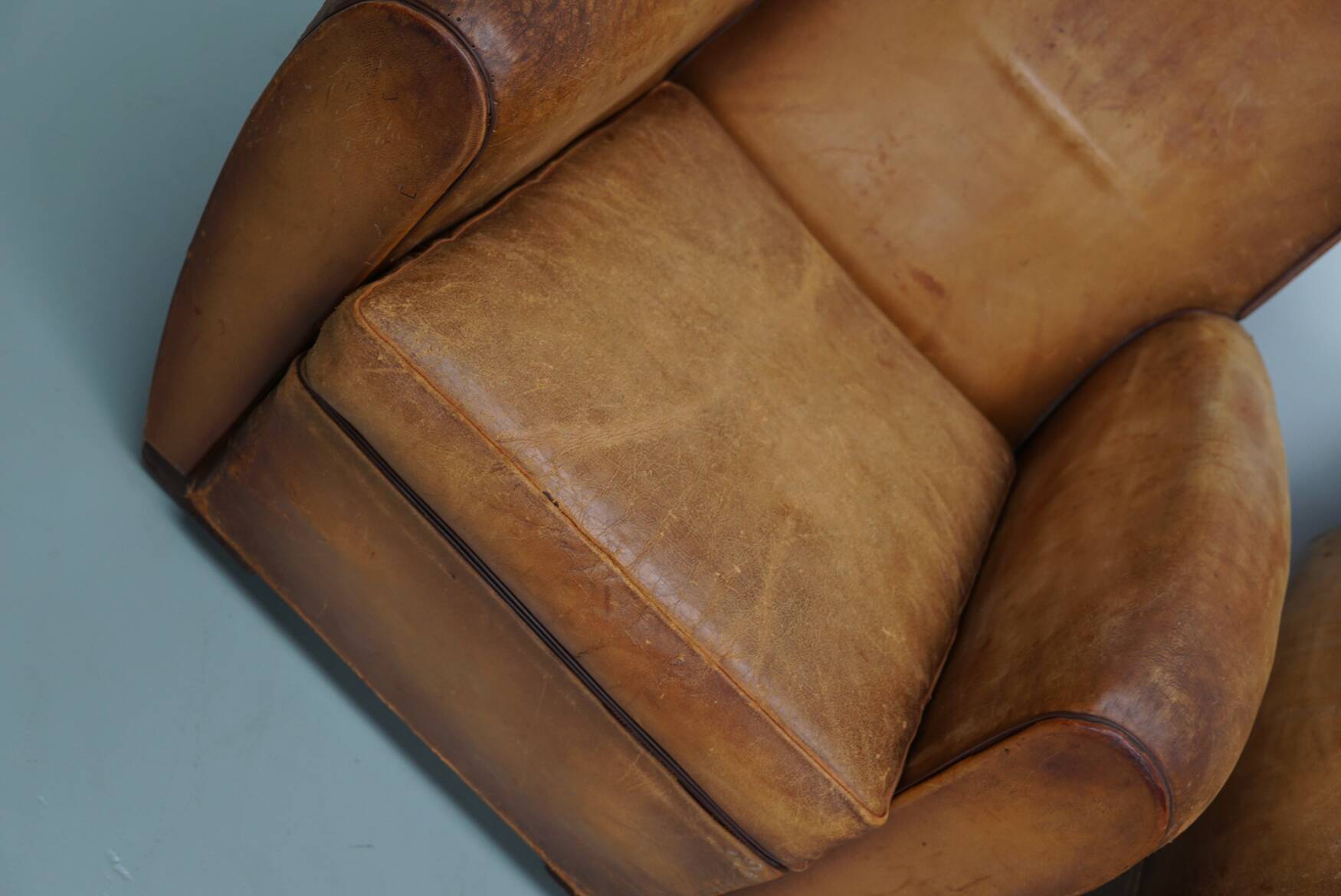 Paire de fauteuils club vintage en cuir cognac français, lot de 2