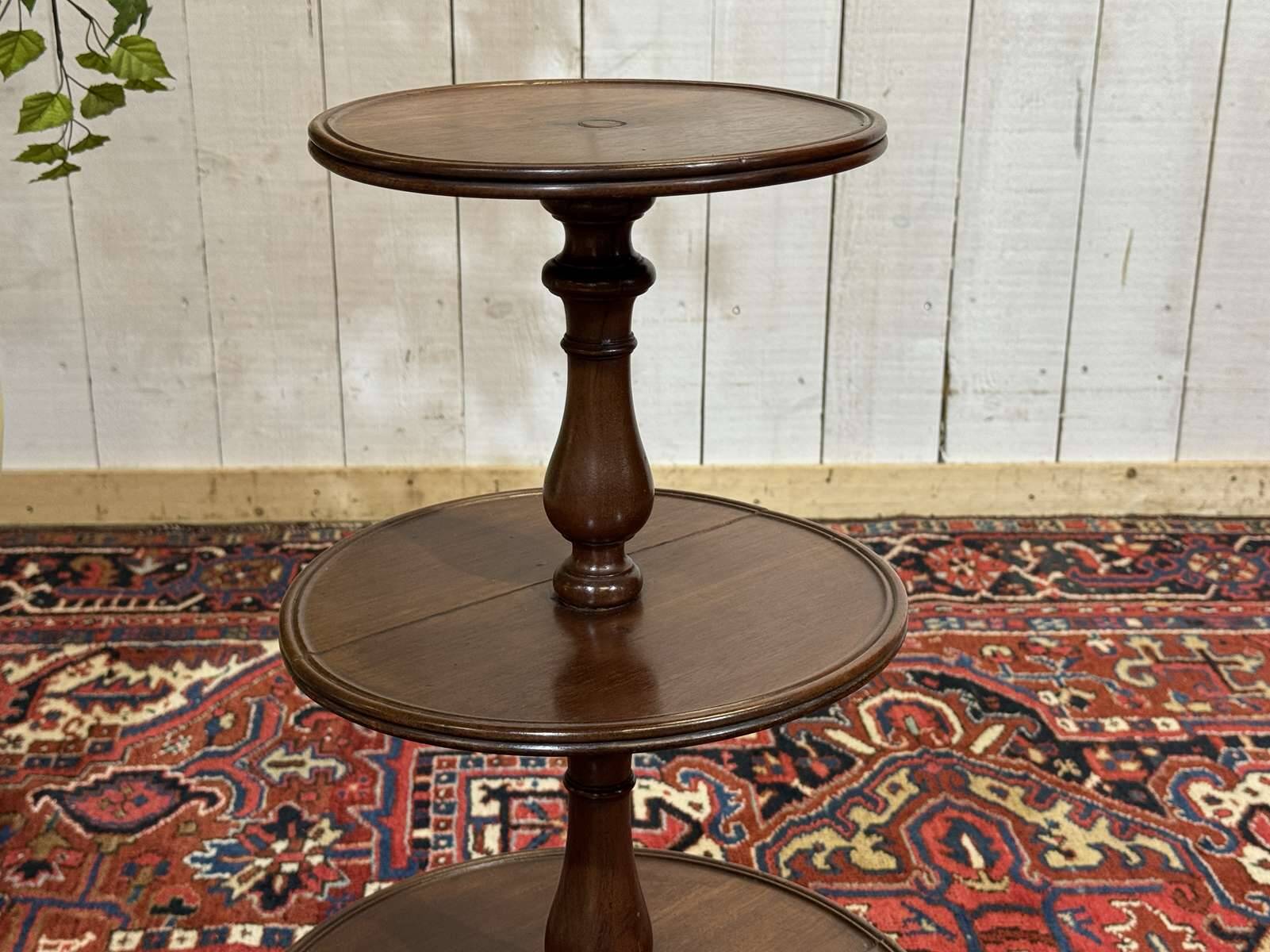 Three-tiered mahogany guéridon from the 19th century.