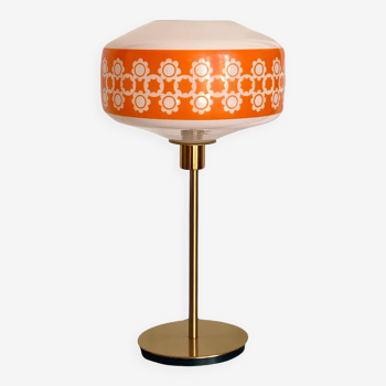 Lampe à poser avec un globe vintage orange en verre et un pied doré