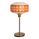 Lampe à poser avec un globe vintage orange en verre et un pied doré