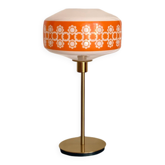 Lampe à poser avec un globe vintage orange en verre et un pied doré