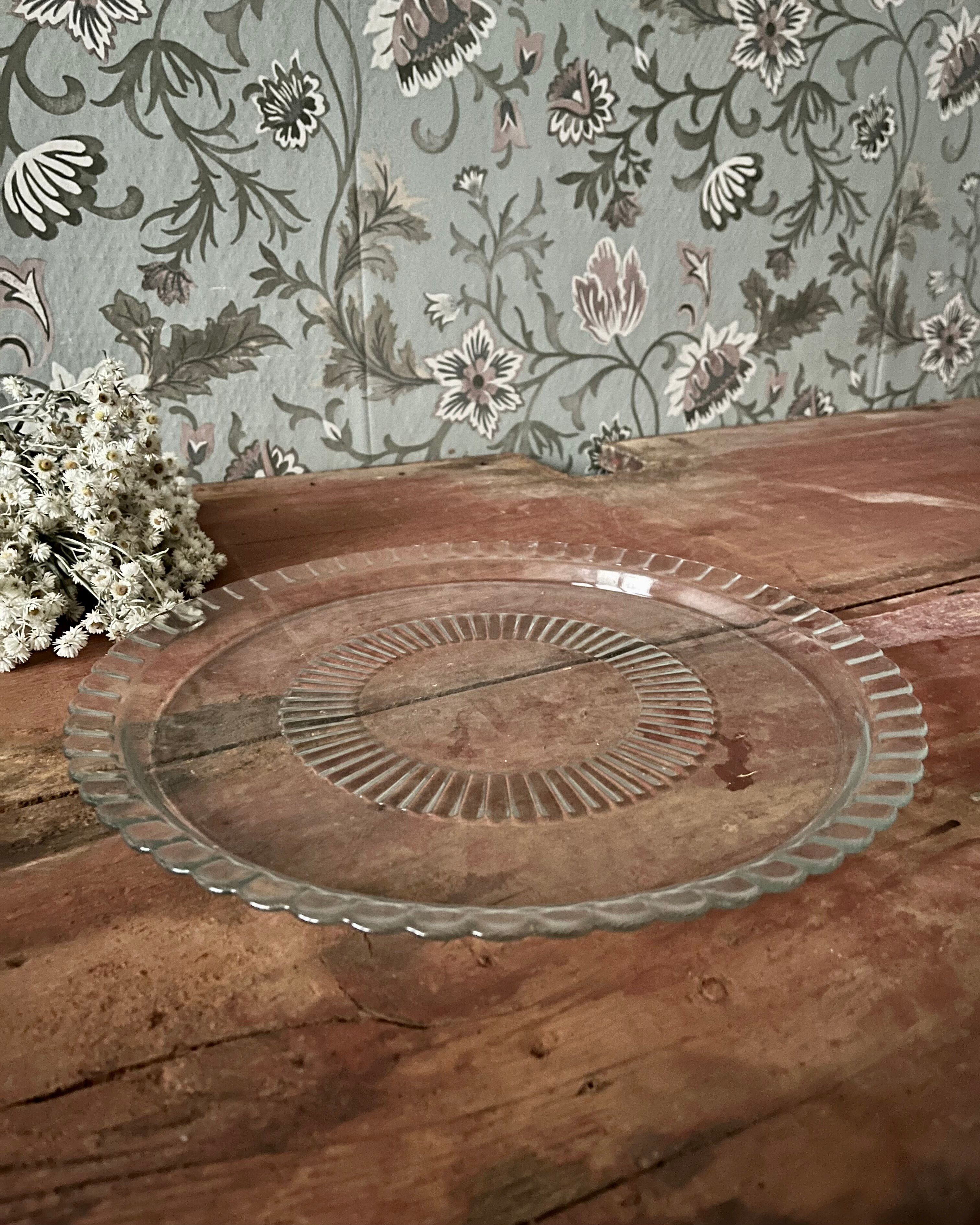 Large round daisy pie dish
