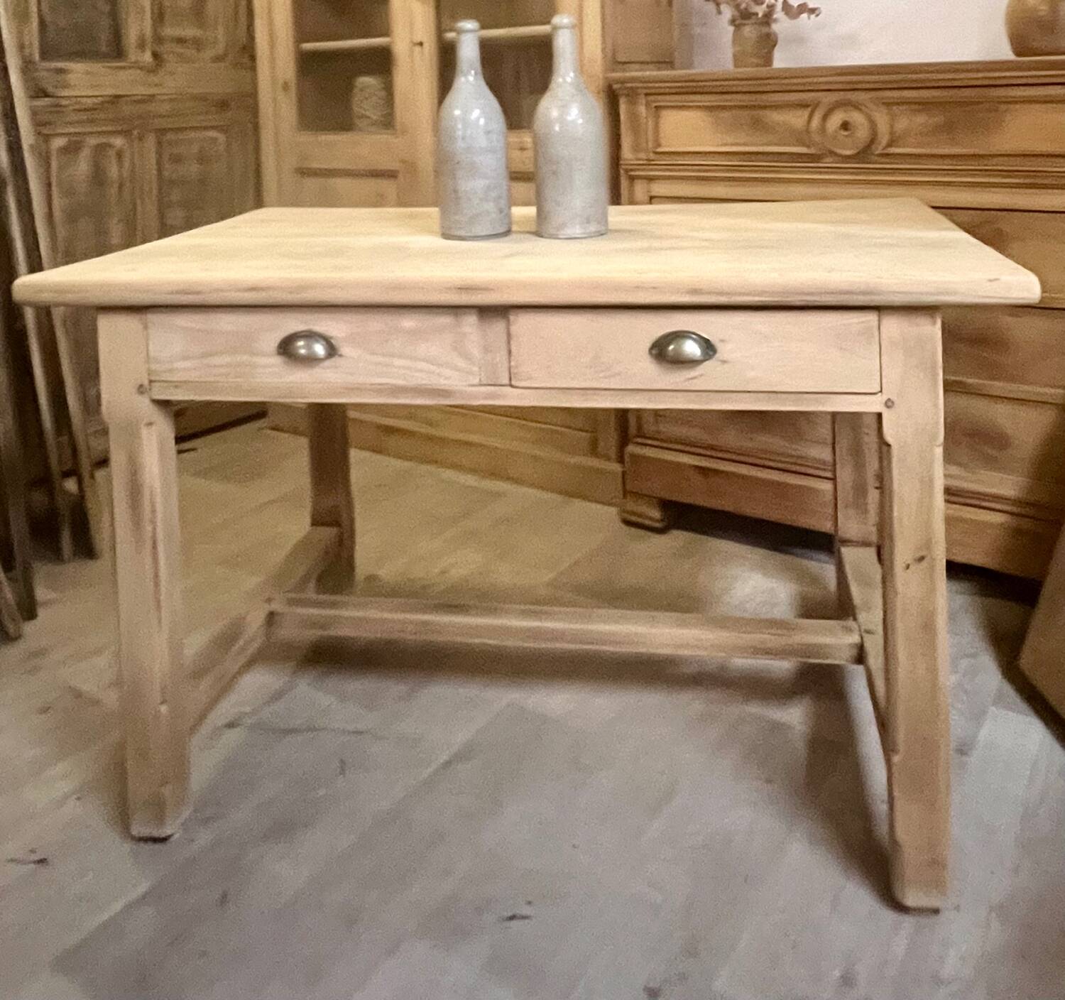 Old farmhouse table in raw solid oak, 2 drawers, seats 6 people.