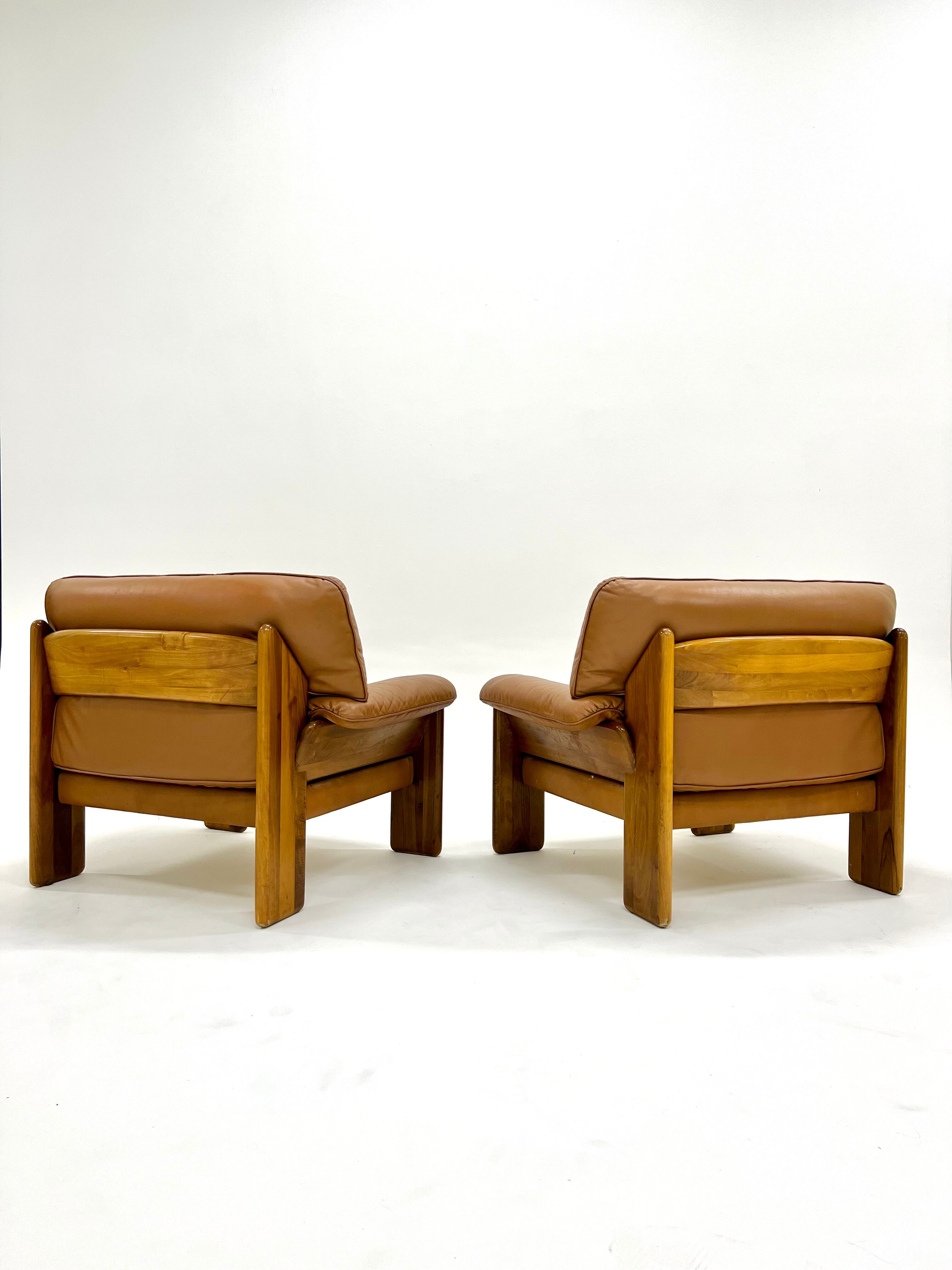 Pair of leather armchairs by Sapporo for Mobil Girgi, italy 1970s